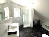 DG: Bad mit Dusche und Fenster - 