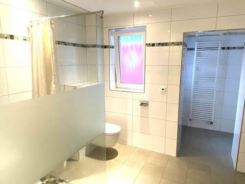 EG: Bad mit Dusche und Fenster - 