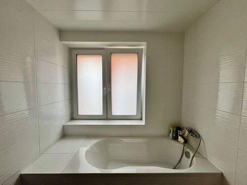 Badezimmer-Wanne-EG - 5 Zimmer Doppelhaushälfte in Bad Bentheim