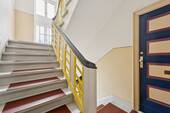 Treppenhaus und Wohnungseingang - 