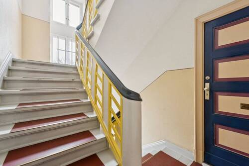 Treppenhaus und Wohnungseingang - 
