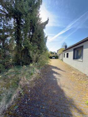 Anbau Zufahrt Garage - 6 Zimmer Einfamilienhaus in Köln