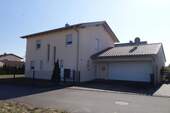 Ansicht Norden mit Doppelgarage.JPG - 3 Zimmer Einfamilienhaus in Straubing
