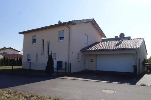 Ansicht Norden mit Doppelgarage.JPG - 3 Zimmer Einfamilienhaus in Straubing