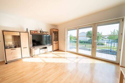 Wohnzimmer - Moderne 2-ZKB mit Balkon, EBK & Stellplatz in kleinem Wohnhaus