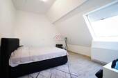 Schlafzimmer mit searatem WC und Ankleide - 