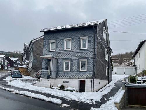 Hausansicht - 6 Zimmer Einfamilienhaus zum Kaufen in Siegen / Eiserfeld