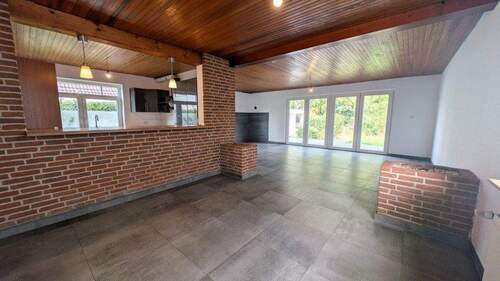 Esszimmer mit Blick ins Wohnzimmer - 5 Zimmer Einfamilienhaus in Schleswig