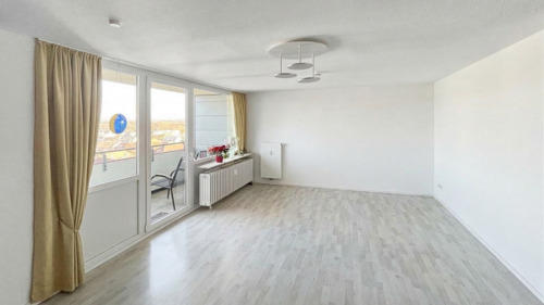 Wohnzimmer mit Balkonzugang - 4 Zimmer Etagenwohnung zum Kaufen in Refrath