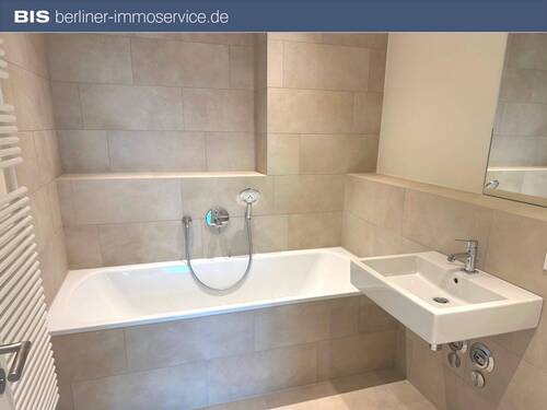 BIS Immobilien - Hochmoderne Eigentumswohnung mit Einbauküche und Pkw-Stellplatz mit Wallbox in ruhiger Lage