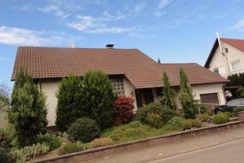 Hausansicht - Traumhaftes EFH in Ortsrandlage-Einziehen und Wohlfühlen