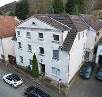Mehrfamilienhaus mit vier Wohnungen und zwei Gewerbeeinheiten in Beverungen-Herstelle