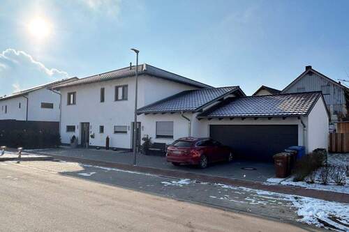Ansicht mit Doppelgarage - 8 Zimmer Einfamilienhaus in Geiselhöring