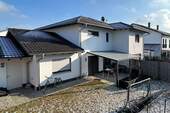 Rückansicht mit Terrasse - Einfamilienhaus mit 244,00 m&sup2; in Geiselhöring zum Kaufen
