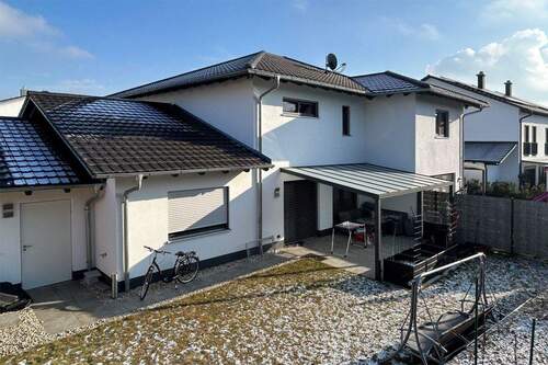 Rückansicht mit Terrasse - Einfamilienhaus mit 244,00 m&sup2; in Geiselhöring zum Kaufen