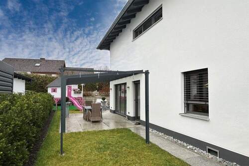 Terrasse mit beleuchteter Überdachung - 