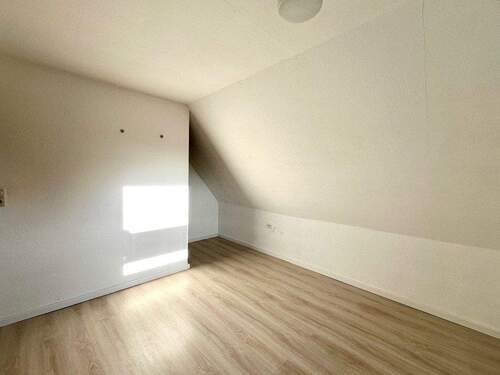 Kinderzimmer mit Zugang zum Spiztzboden - 