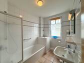 Badezimmer mit Fenster - 