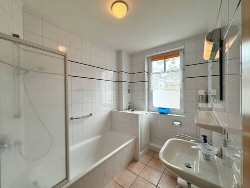 Badezimmer mit Fenster - 
