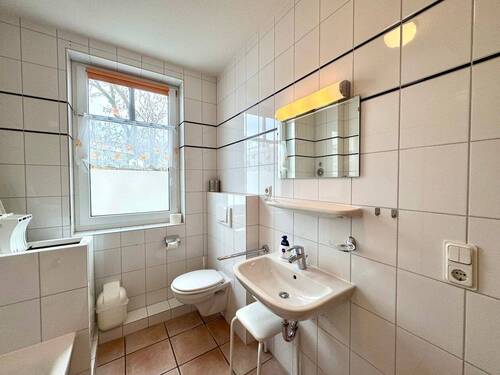 Badezimmer mit Fenster - 