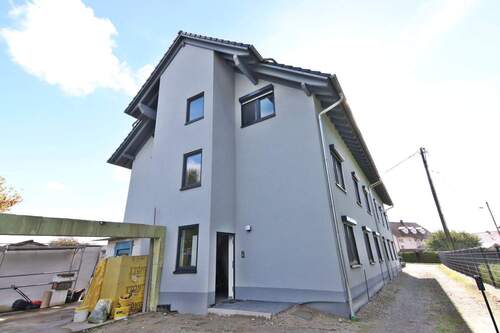 Hauseingang und Zufahrt - Neuwertige DHH mit Einliegerwohnung im DG