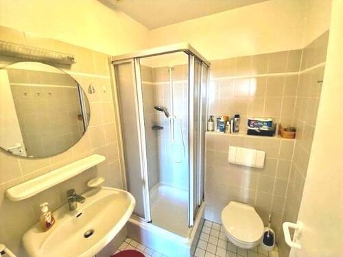 Schlicht und funktional ist das Bad eingerichtet - 