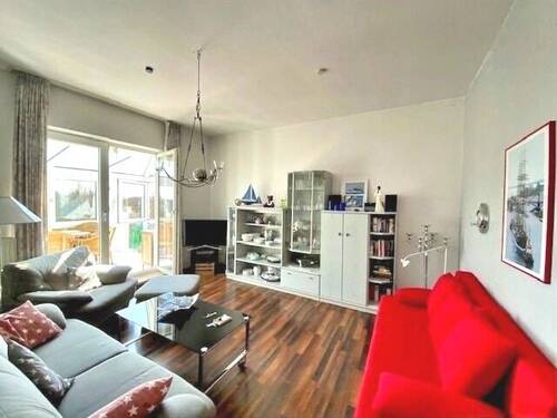 Das helle Wohnzimmer bietet Stille zum Entspannen - 