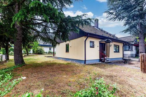Außen Vorderseite - Ihr Wohntraum auf Eckgrundstück - freistehendes Haus mit schönem Garten