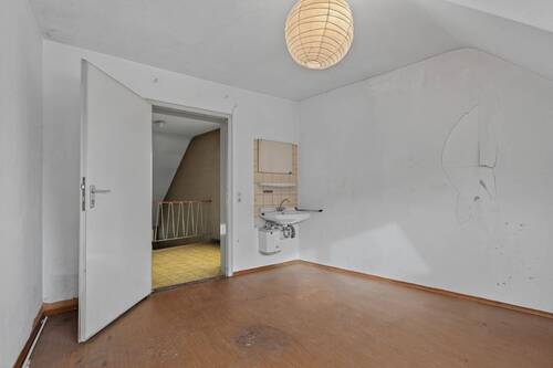 Zimmer mit Waschbecken - Etagenwohnung mit 79,00 m² in Karlsruhe zum Kaufen