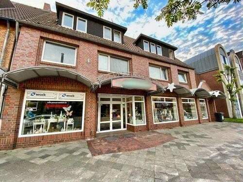 Große Fenster gliedern die Fassade - 1 Zimmer Mehrfamilienhaus, Wohnhaus in Wilhelmshaven