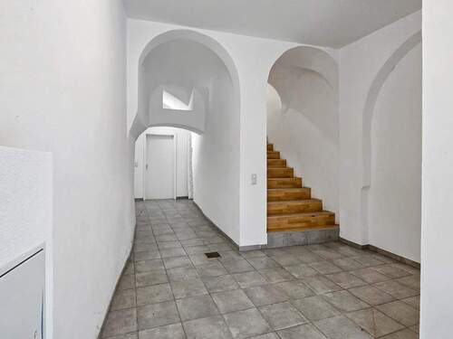 Hausflur - 7 Zimmer Mehrfamilienhaus, Wohnhaus zum Kaufen in Schleiz