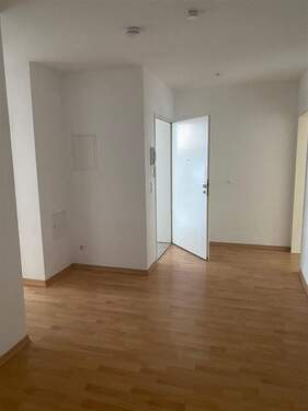 Flur mit Blick zum Eingang - 