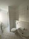 zweites Bad mit Dusche und Fenster - 