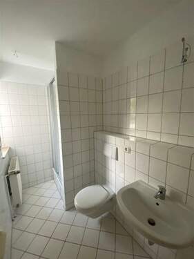 zweites Bad mit Dusche und Fenster - 