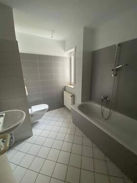 Tageslichtbad mit Wanne - 