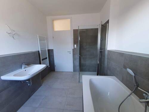 Bad mit Wanne und Dusche - 