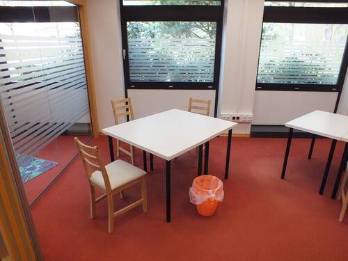 Trennwände aus Glas verbinden die Räume - 