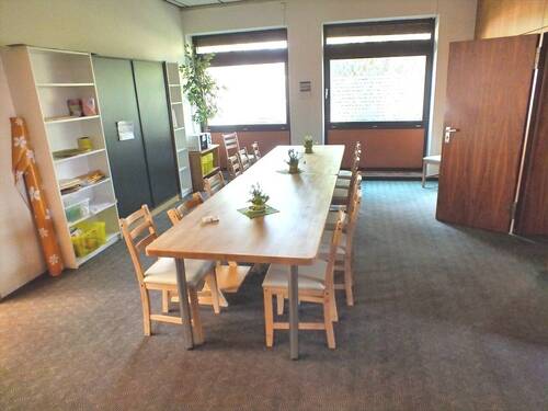 Auch ein großer Besprechungsraum steht zur Verfügung - 