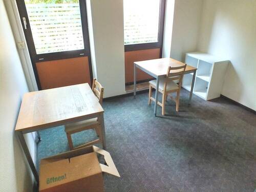 Auch im kleinen Büro ist es schön hell - 