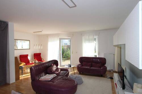 Wohnzimmer mit Terrasse - 5 Zimmer Reihenmittelhaus zum Kaufen in Groß-Umstadt