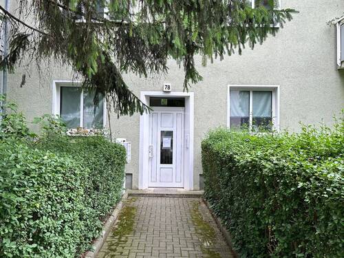 Hauseingangstür - 2 Zimmer Etagenwohnung zum Kaufen in Dresden