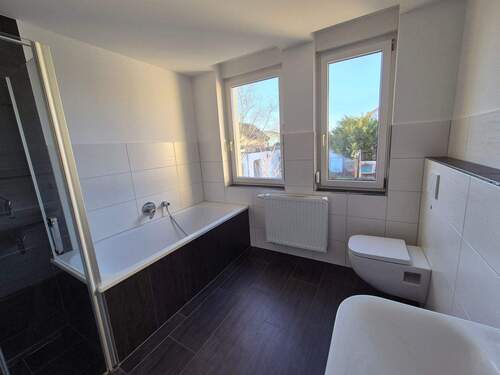 EG: Badezimmer mit Dusche und Wanne - 