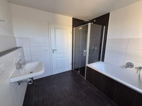 EG: Badezimmer mit Dusche und Wanne - 