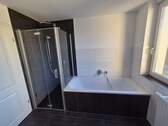 EG: Badezimmer mit Dusche und Wanne - 