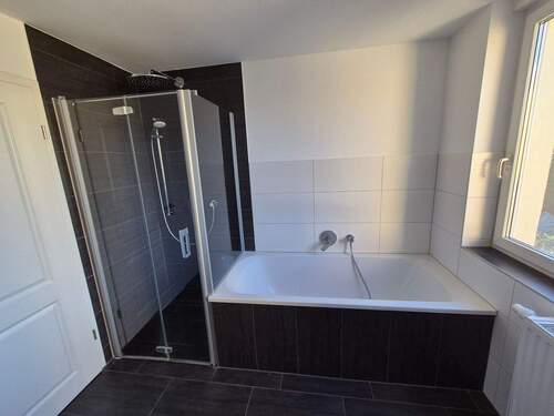 EG: Badezimmer mit Dusche und Wanne - 