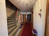 Diele und Treppenaufgang - 