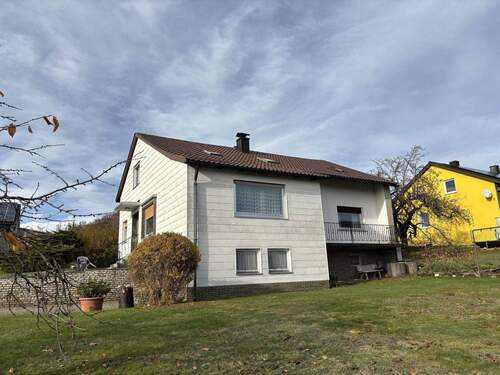 Haus und Garten - 7 Zimmer Einfamilienhaus zum Kaufen in Oberviechtach