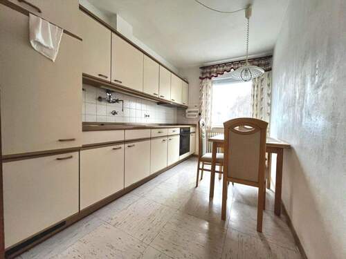 Das Fenster schafft in der Küche optimale Lichtverhältnisse - Etagenwohnung mit 66,10 m&sup2; in Wilhelmshaven zum Kaufen