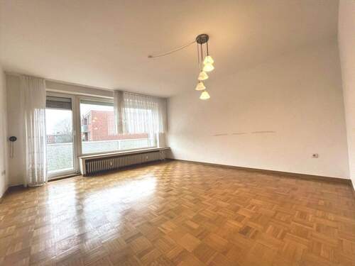 Edler Parkettboden strahlt Wohnlichkeit aus - 