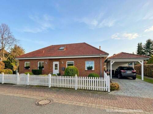 Straßenansicht neu - Ebenerdiger Bungalow mit überdachter Terrasse und großem Garten